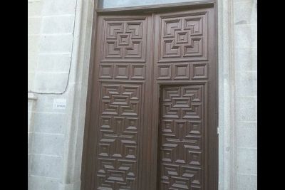 Puerta cuarterones residencia