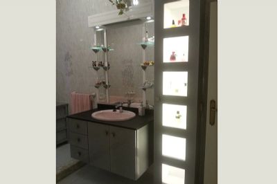 Baño columna iluminada